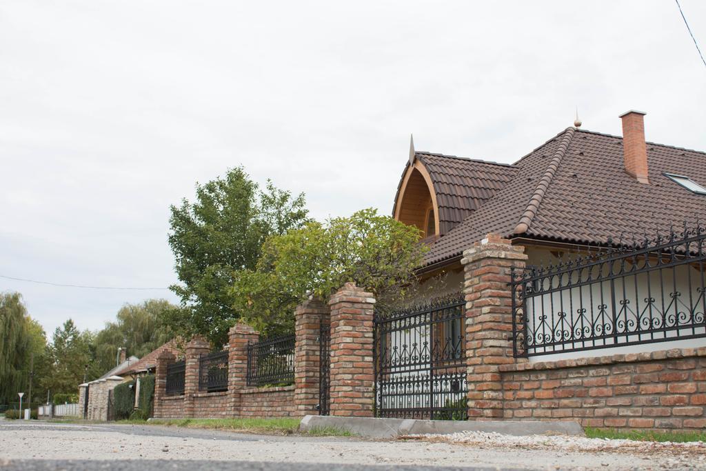 Villa Maximilian Balatonkeresztúr Exterior foto